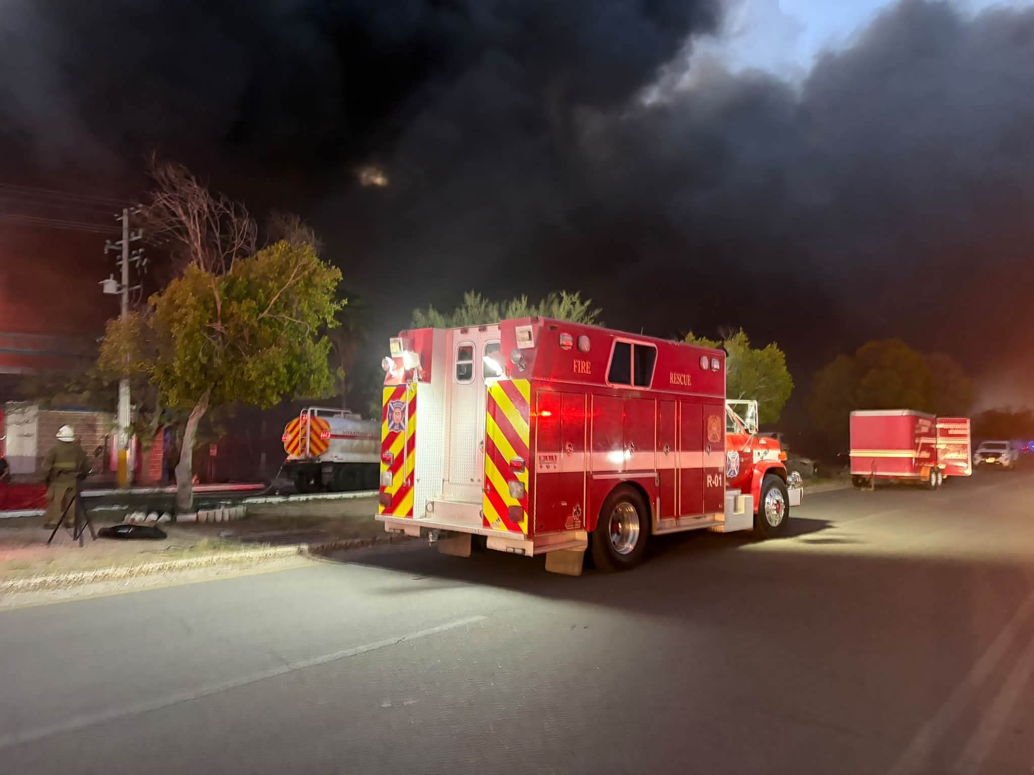 Atienden Bomberos de Hermosillo incendio en sector del Parque Industrial