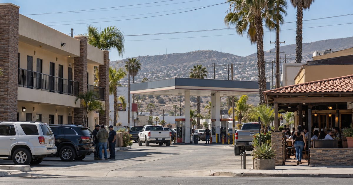 Hoteles, gasolineras y restaurantes: la red que Estados Unidos liga a Los Mayos