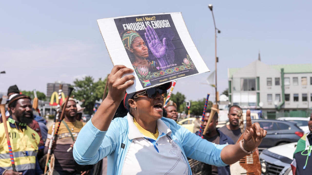 Sudáfrica:  La policía bajo presión ante una docena de feminicidios sin resolver