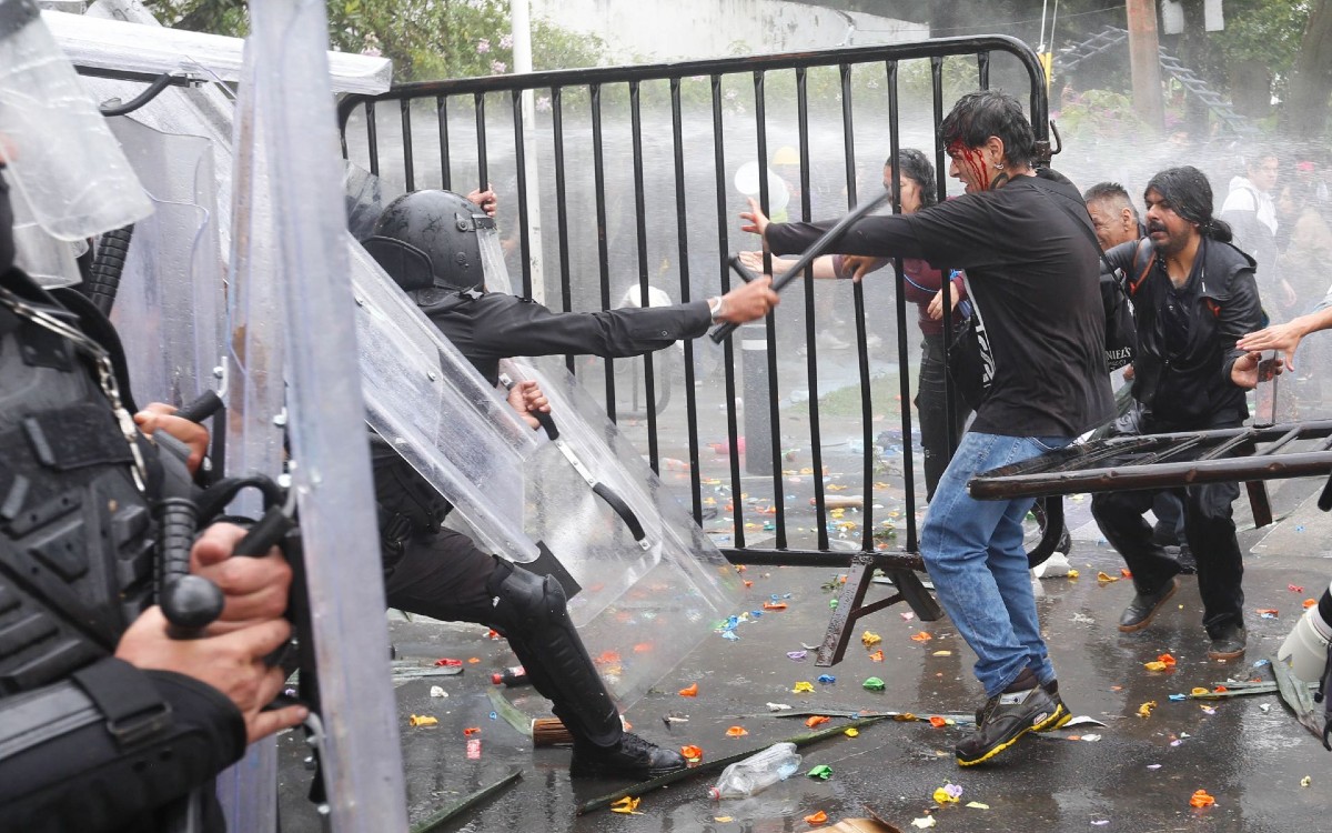Protesta por agua contaminada en Jalisco: Sheinbaum condena represión y pide a Lemus explicar uso de gases lacrimógenos | Radio Sonora
