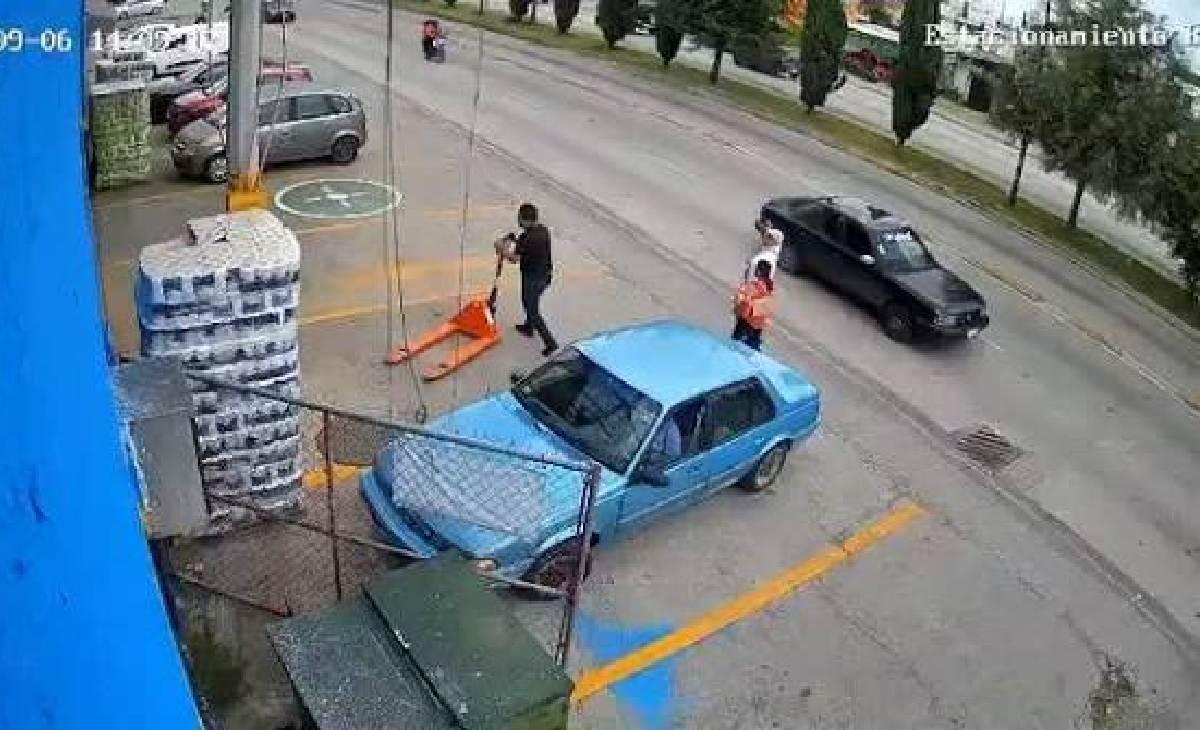 VIDEO: Héroe poblano arriesga su vida para salvar a niña de ser atropellada